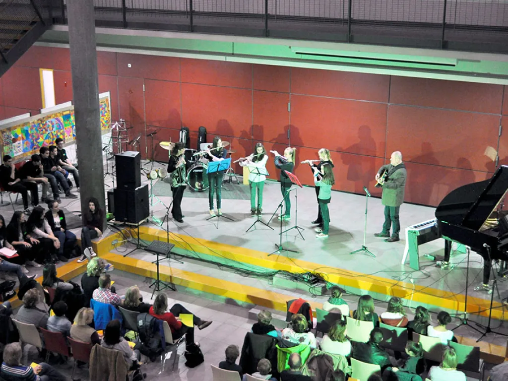Band spielt vor der roten Wand.